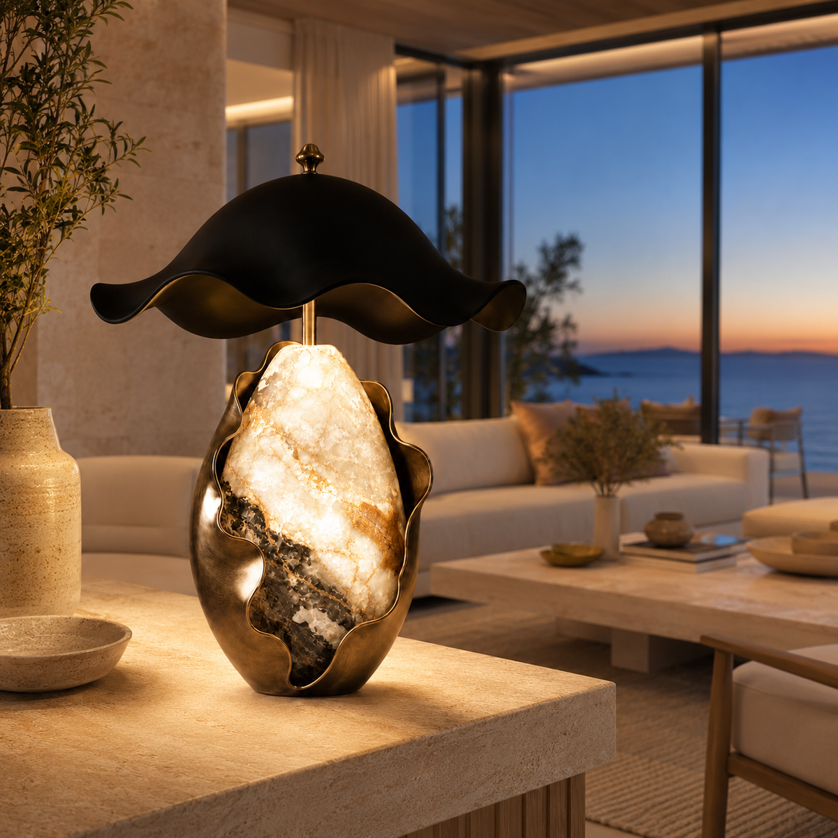 Ocean Shell d’Onyx oniks lamba, deniz manzaralı salonda gün batımı