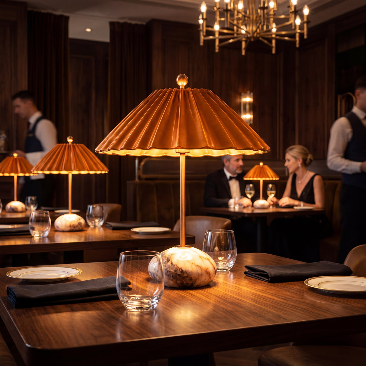 Flare d’Onyx abajur, fine-dining restoran masasında