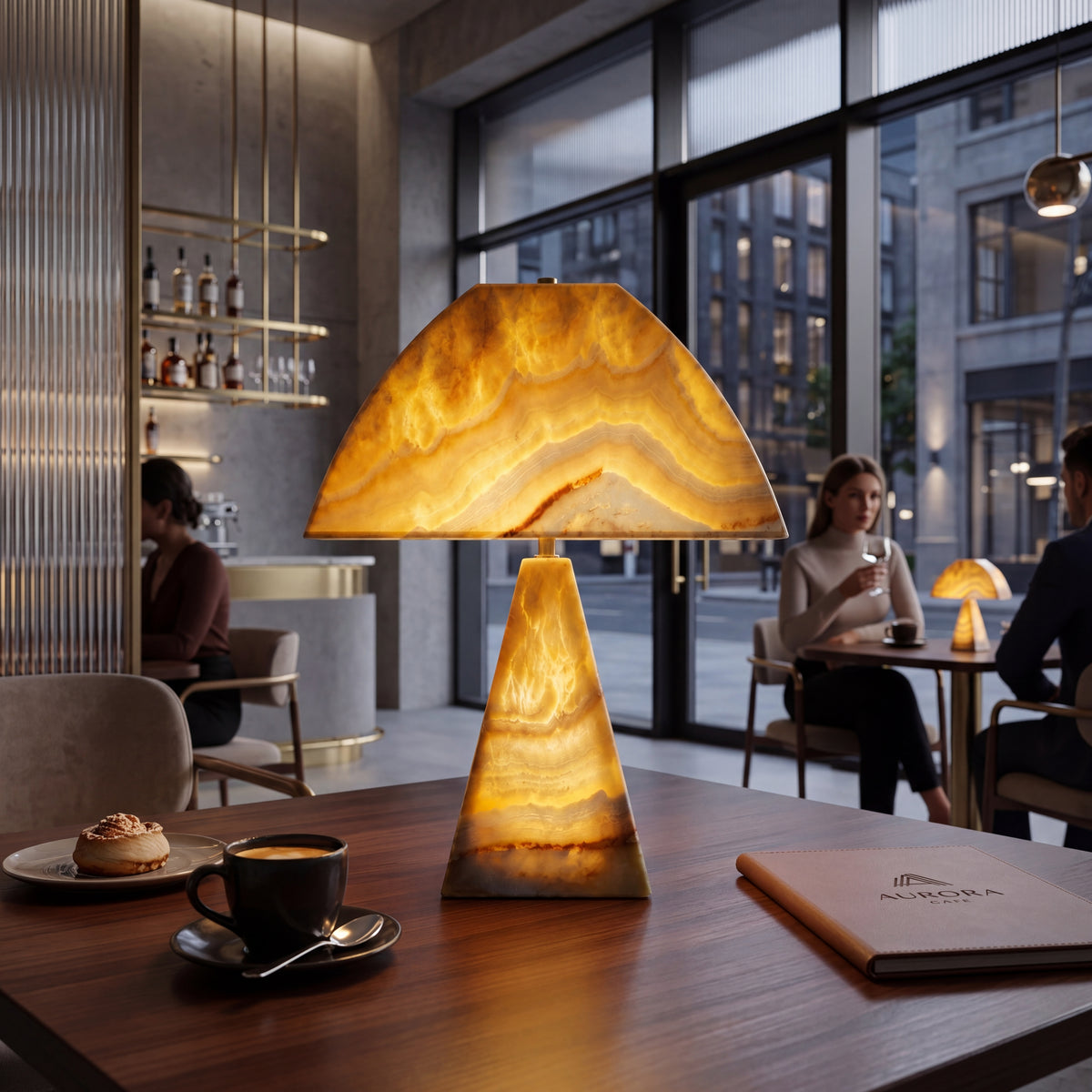Halo d’Onyx masa lambası, kafe masasında