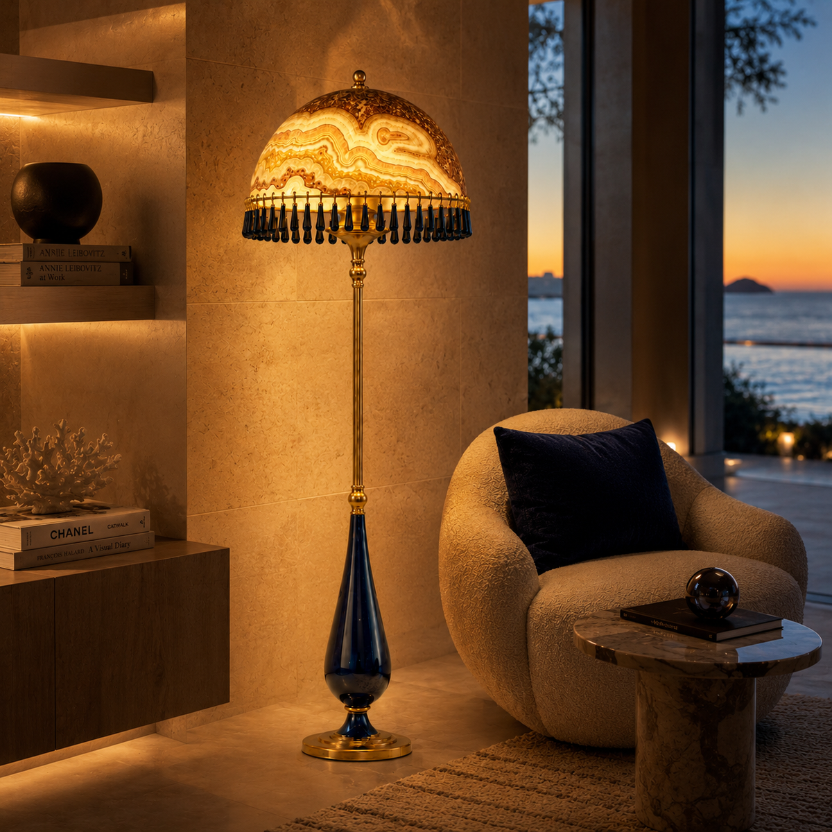 Maison d’Onyx 02 oniks lambader, salon köşesinde, akşam