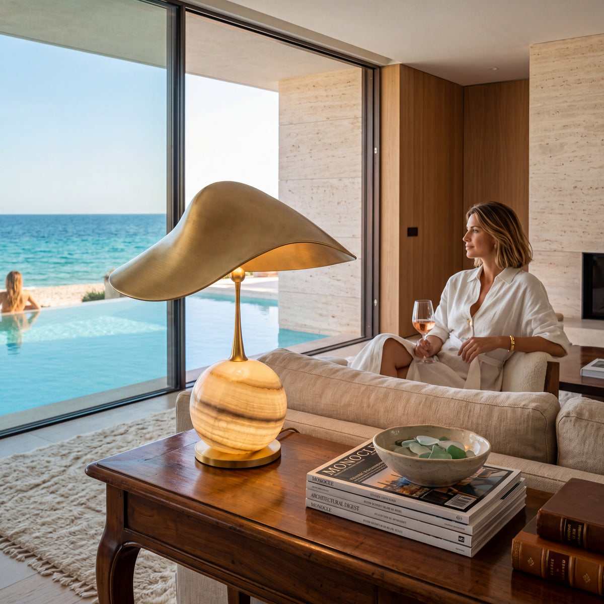 Noir Pearl d’Onyx masa lambası, deniz manzaralı villa salonunda
