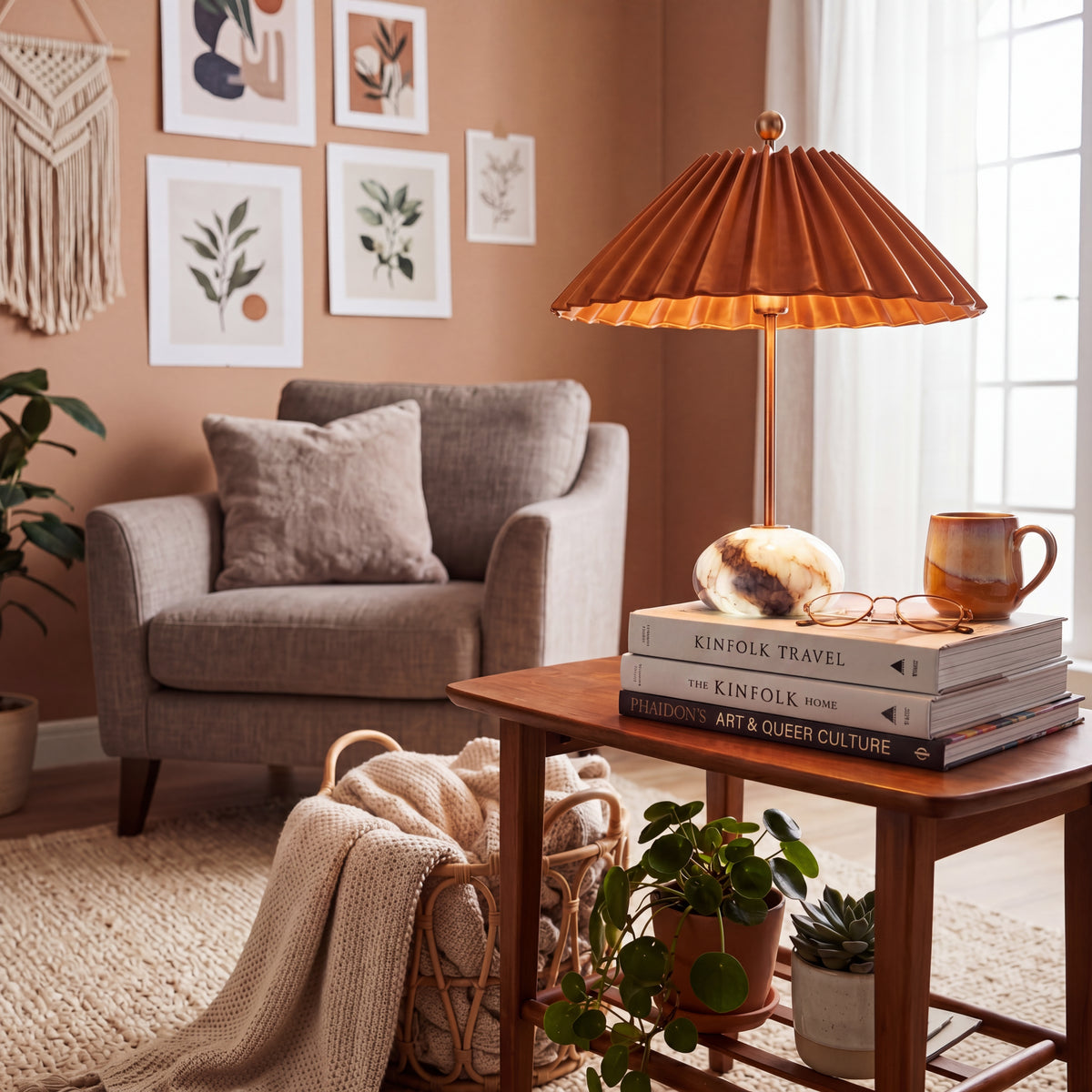 Flare d’Onyx pileli masa lambası, terracotta salonda okuma köşesi