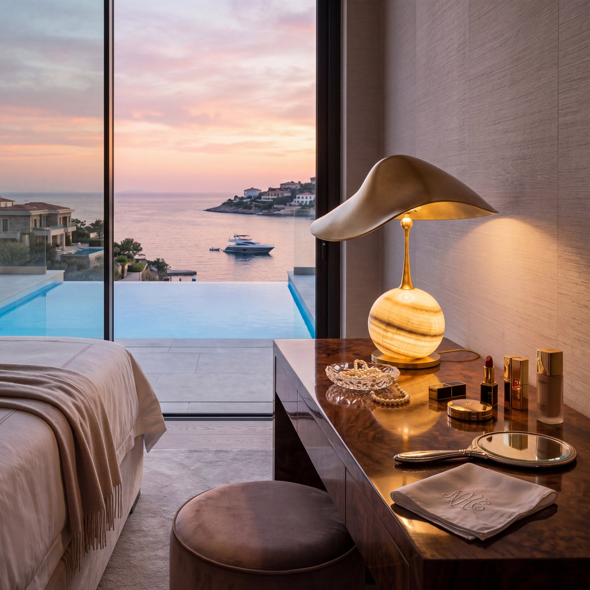 Noir Pearl d’Onyx masa lambası, gün batımında resort süitinde