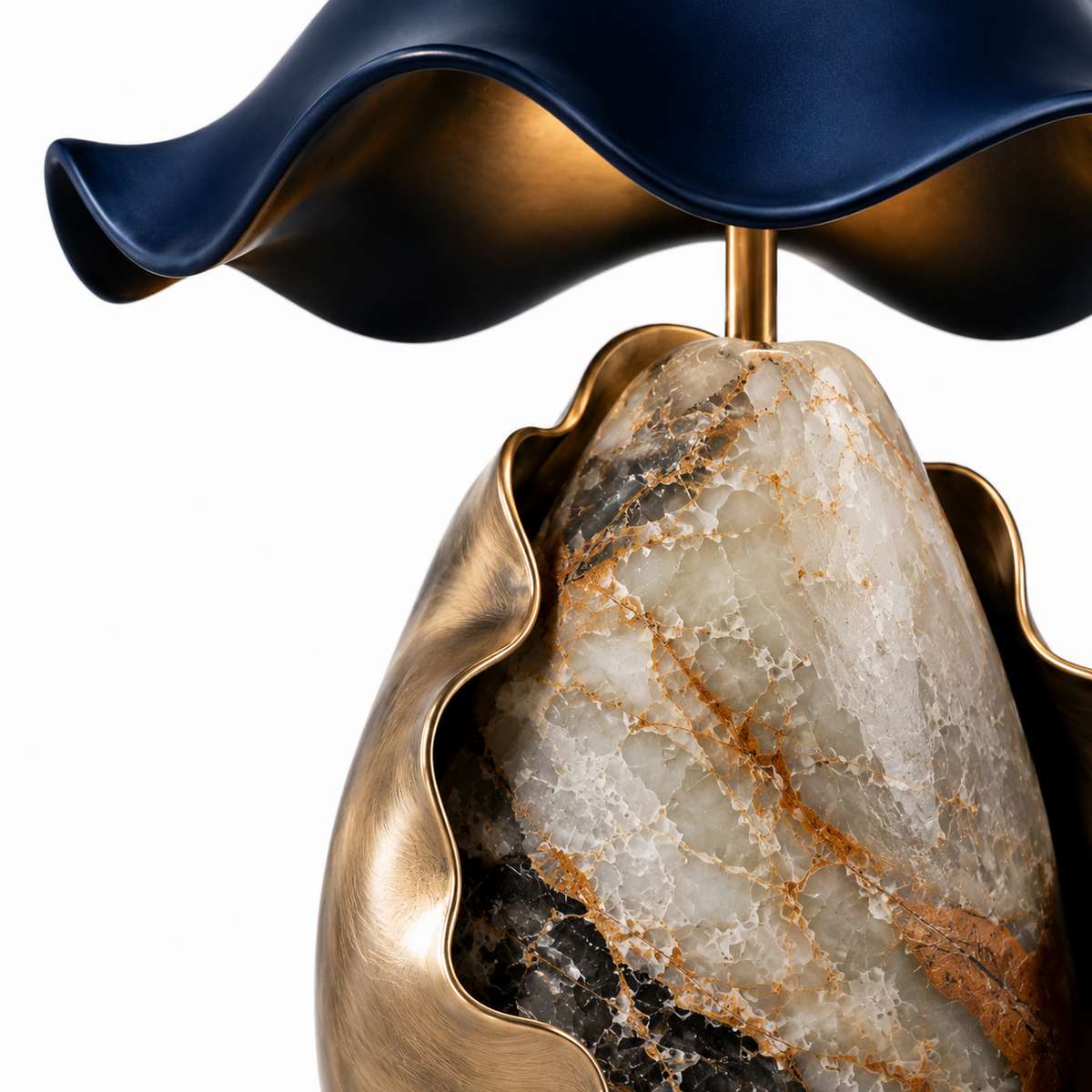 Ocean Shell d’Onyx — mavi oniks ve bronz kabuk yakın detay
