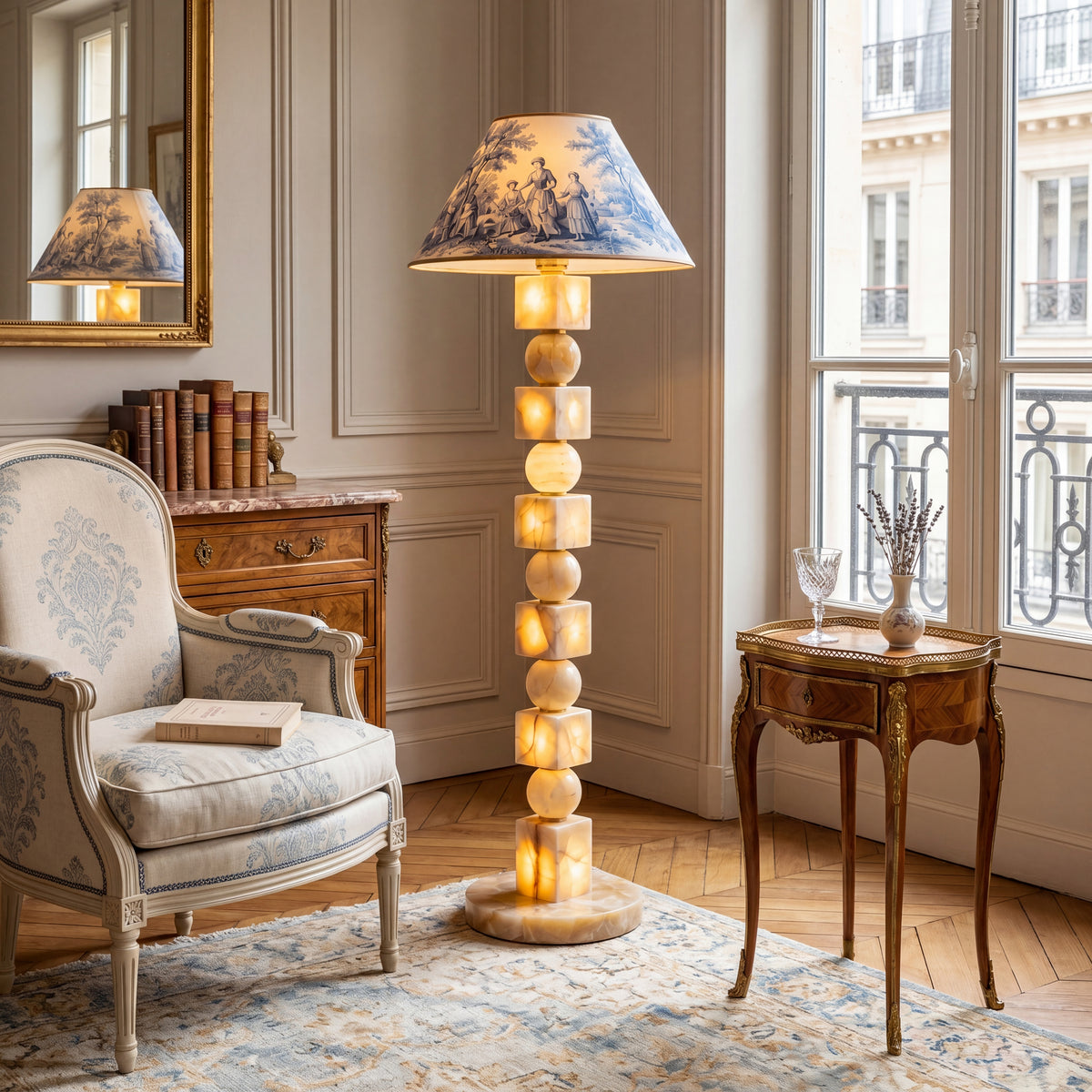 Maison Bleu d’Onyx oniks lambader, Paris dairesinde bergere koltuğun yanında